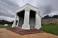 Pavilionul "Summer House" pe drumul Japonica este popular cu studenți pentru picnic-uri, etc. A fost construit în circa 1760, fiind prin urmare una dintre cele mai vechi clădiri din Africa de Sud. Un tunel lângă el leagă Campusul de Sus cu Campusul de Mijloc.
