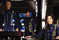 De la stânga la dreapta: Saru (Doug Jones), Michael Burnham (Sonequa Martin-Green) și Philippa Georgiou (Michelle Yeoh)