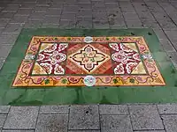 Covor de dale în miniatură, ca un covor de flori imitând dalele primelor case din Tel Aviv, cadou al primăriei Bruxelles cu ocazia centenarului orașului Tel Aviv în 2009