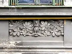 Veveriță sub fereastră de la parter pe casa Hartlauer