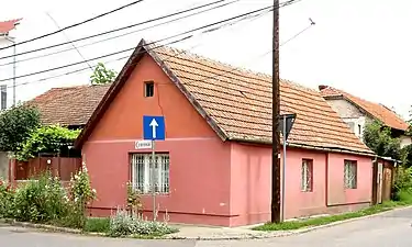 Martir Sorinel Leia nr.&nbsp;5, colț cu Memorandului: culoare stridentă