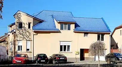 Memorandului nr.&nbsp;63A: volumetrie contrastantă cu vecinătățile, țiglă albastră