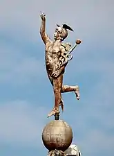 Statuia Zeului Mercur pe colțul clădirii