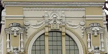 Frontonul traveei centrale, decorat cu căluți de mare, plante acvatice și figuri antropomorfe