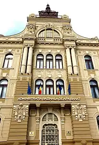 Traveea centrală, decorată cu coloane, căluți de mare, plante acvatice și figuri antropomorfe