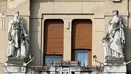 Statui pe fațada Palatului Lloyd