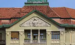 Palatul Széchenyi,fronton