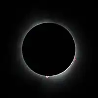 Totalitate observată din Indianapolis, Indiana, cu protuberanțe solare