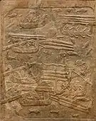 Relief din capitala asiriană Dur-Șarrukin, care înfățișează transportul de cedru libanez; 716-713 î.Hr.; înălțime: 2,41 m, lățime: 38&nbsp;cm; Luvru