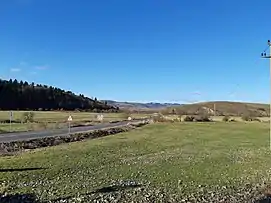 pe valea Caşinului înainte de ieșirea din depresiune, cu obiectivul spre Caşinul Nou