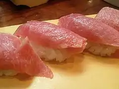 Toro nigiri (burtă de ton gras) (鮪とろ握り)