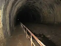 Drum de halaj în interiorul fostului tunel navigabil de la Godarville, în Belgia.