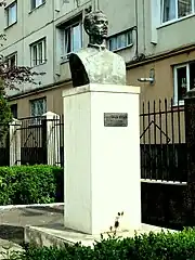 Bustul preotului Ioan Opriș din curtea bisericii "Adormirea Maicii Domnului"