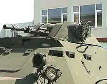 Turela modelului TAB-71M cu luneta LOTA specifică în partea dreaptă.