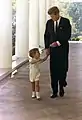 John F. Kennedy Jr. (poreclit John-John) și tatăl său, John F. Kennedy, la Casa Albă, 10 octombrie 1963