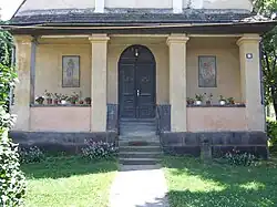 Prispa şi intrarea în biserică