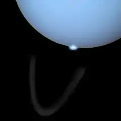 O aurora boreală a lui Uranus orientată spre inelele sale (Hubble, 2012)
