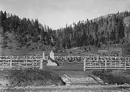 Monumentul original al Regimentului 10 Infanterie Honvezi din Miskolc, în spatele acestuia, monumentul (actual dispărut) al locotenentului în rezervă Dezső Purpriger din armata austro-ungară medaliat cu medalia de fier germană clasa a III-a.