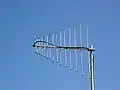 Reţea de antene log-periodice rotativă pentru VHF şi UHF.