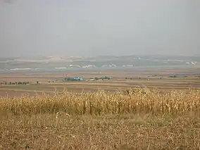 Lacul Berești văzut de pe dealul Bisericii „Sfântul Ierarh Nicolae” (satul Mândrișca, comuna Valea Seacă)