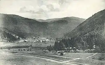 Limita nordică a Nemirei aflată în spatele coamei din dreapta, cu Munții Ciucului (la stânga), în dreptul satului Valea Uzului, Harghita.