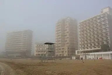 Hoteluri abandonate pe plajă (2016)