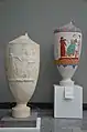 Vas antic alături de o reproducere policromă modernă
