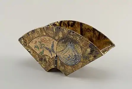 Vază de ceramică sau faianță, cu două picioare, cu o scenă montană nocturnă pe spate și una florală diurnă cu flutri pe față, de Émile Gallé (1884–1885)