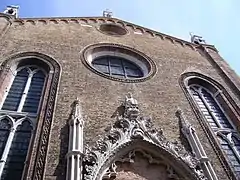 Detaliu de pe faţada bisericii Sfântul Ştefan