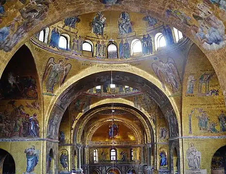 Interiorul bisericii