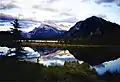 Lacul Vermilion Lakes alimentat de Bow River