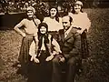 Gheorghe Volcovinschi și familia saMaria Volcovinschi (lângă dânsul), surorile: Axenia, Maria și Ileana (de la stânga la dreapta)