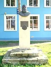 Bustul lui Alexandru Bohățiel din satul natal din fața școlii care îi poartă numele