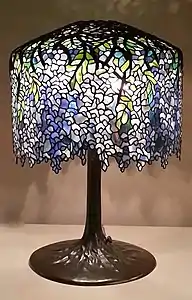 Lampă wisteria de Louis Comfort Tiffany (circa 1902), în Muzeul de Arte Frumoase din Virginia