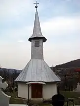 Vedere din vest. Intrarea în biserică