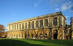 Biblioteca, Colegiul Trinity, Universitatea Cambridge, dinspre râu