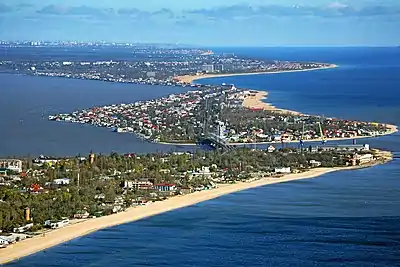 Localitatea balneară Bugaz, la ieșirea în mare a limanului Nistrului (stânga).