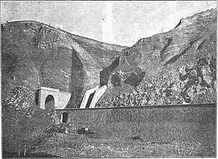 Capătul Ocna al tunelului și tranșeea de colectare a apelor de pe versantul sinclinalului