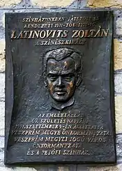 Altorelief al lui Zoltán Latinovits pe zidul Teatrului Petőfi din Veszprém