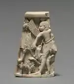 Placă decorativă care înfățișează lupta dintre un om și un grifon; 900–800 î.Hr.; fildeș de Nimrud; Muzeul de Artă din Cleveland (Cleveland, Ohio, SUA)