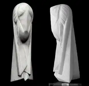 Tête (vedere frontală și laterală, din calcar), de Joseph Csaky (c. 1920), în Muzeul "Kröller-Müller" (Otterlo, Țările de Jos)