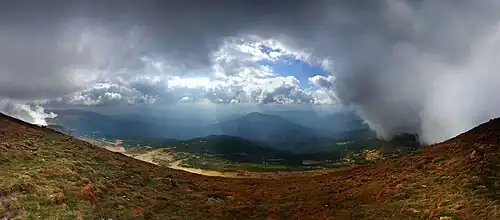 Vedere de pe vârful Hovârla spre est