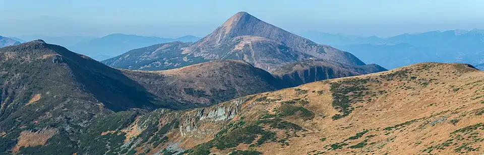 Vârful Hovârla și masivul Muntele Negru