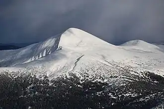 Vârful Hovârla văzut de pe vârful&nbsp;Pietrosul