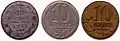 Trei monede cu valoare nominală de 10 copeici, de-a lungul timpului, emise, de la stânga la dreapta, de Imperiul Rus (1911), de Uniunea Sovietică (1987) şi de Federaţia Rusă (1998).