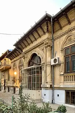 Strada Polonă nr. 13, București, c.1900, arhitect necunoscut. E de remarcat cât de ornamentată e casa. De asemenea, frontonul mic, maro și de lemn de deasupra ușii e complet neoclasic