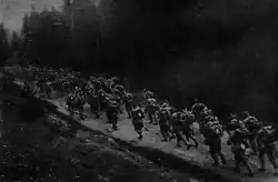 Trupe române trecând Carpații în 1916