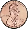 Monedă de un cent, emisă de US Mint, în anul 2005, necirculată; circular, sus: IN GOD WE TRUST; la stânga, orizontal: LIBERTY; în dreapta, orizontal, milesimul 2005, iar dedesupt, D, marca monetăriei de la Denver; în centru, efigia președintelui Abraham Lincoln, bust spre dreapta.