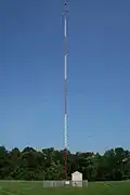 O antenă catarg radiator, pentru o staţie radio cu modulaţie de amplitudine (AM), în Chapel Hill, North Carolina