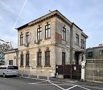 Strada Gramont nr. 33, arhitect necunoscut, c.1900-1910, un exemplu tipic de patrimoniu arhitectural în degradare, lucru cauzat de neglijența proprietarilor și a primăriei, și de lipsa punerii în aplicare a unor legi care să protejeze asemenea clădiri